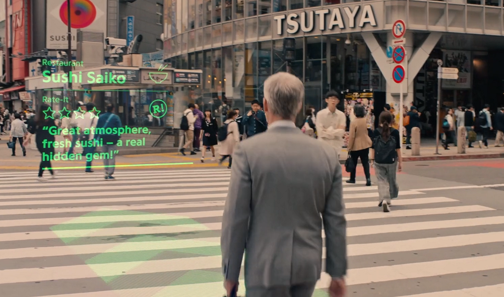 Ejecutivo camina por la ciudad y usa lentes de contacto de realidad aumentada