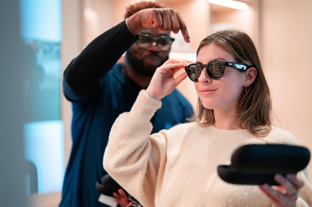 Mujer se prueba lentes de realidad virtual y realidad aumentada en la Meta Store